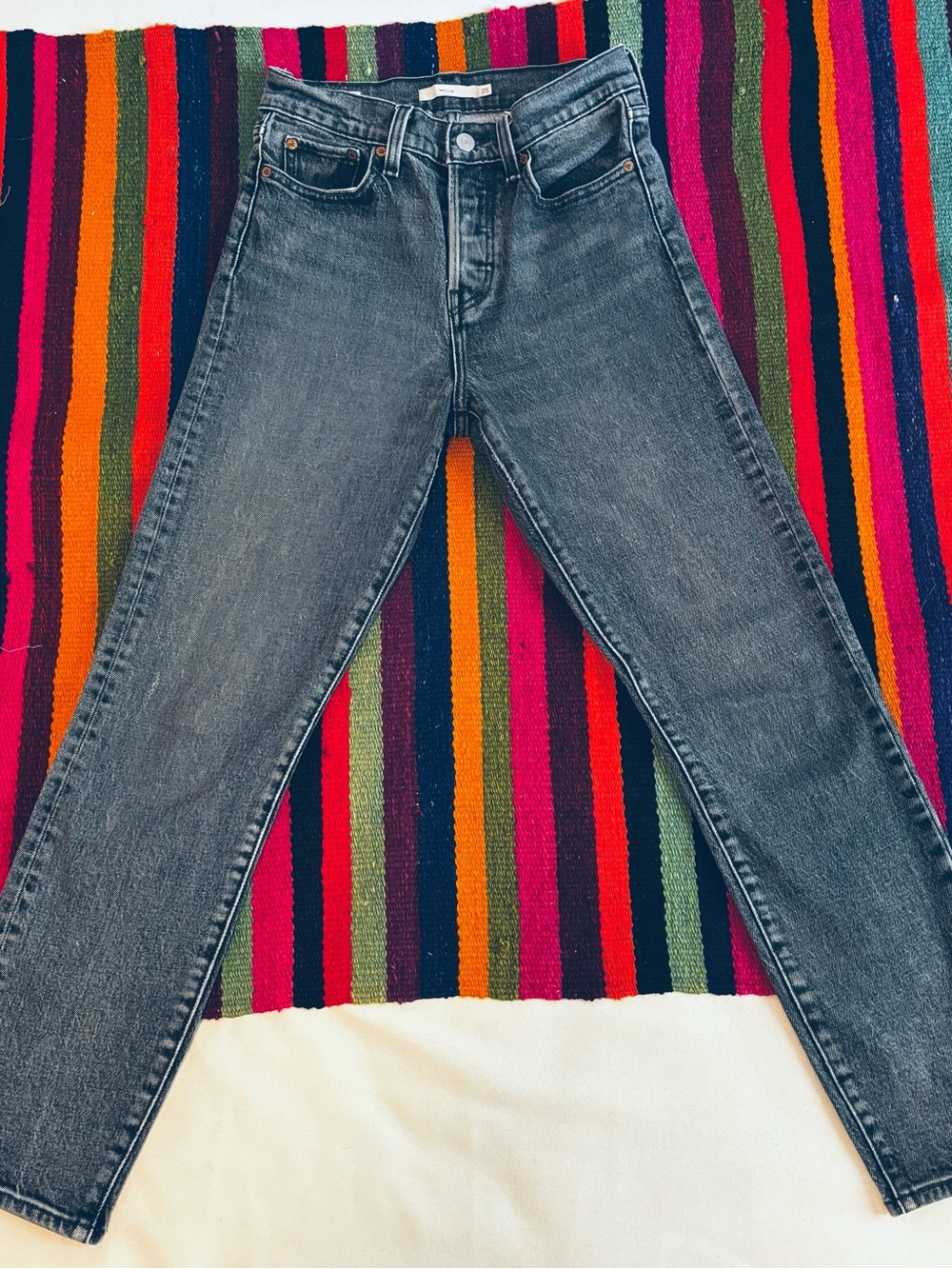 PREMIUM LEVI’s- Women's wedgie vintage style grey/black jeans.
